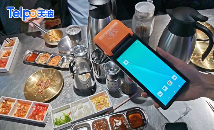 餐厅使用天波智能手持式移动收款终端M1（水印）.jpg