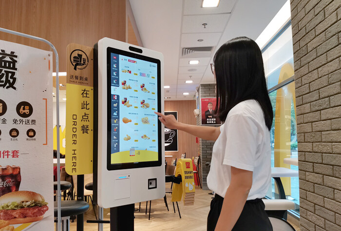 麦当劳金拱门快餐店餐饮店使用自助点餐机.jpg 麦当劳金拱门快餐店餐饮店使用自助点餐机.jpg